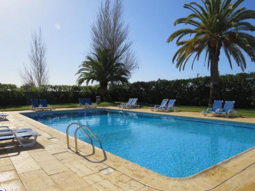 
Der Swimmingpool an oder in der Nähe von Hotel ibis Faro Algarve
