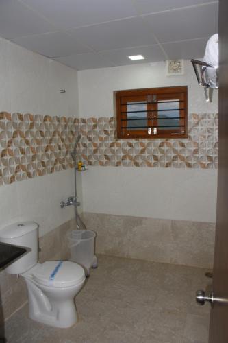 Koupelna v ubytování KSTDC Hotel Mayura Bharachukki, Shivanasamudra