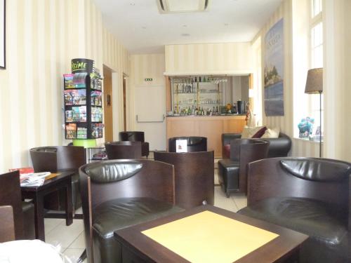 The lounge or bar area at Hotel Balmoral Dinard