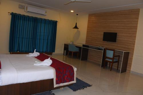 Una cama o camas en una habitación de KSTDC Hotel Mayura Bharachukki, Shivanasamudra