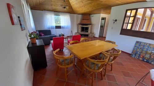 sala de estar con mesa de madera y sillas en Quinta Los Llanitos Hospedaje Campestre, en Guatavita