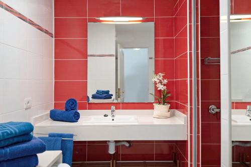 une salle de bains avec un lavabo et un miroir dans l'établissement Playa Flamingo 34, à Playa Blanca