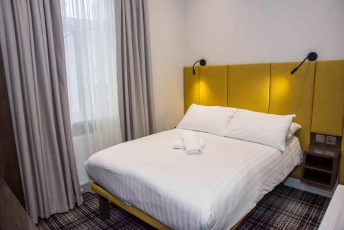 Postel nebo postele na pokoji v ubytování Howard Winchester Hotel