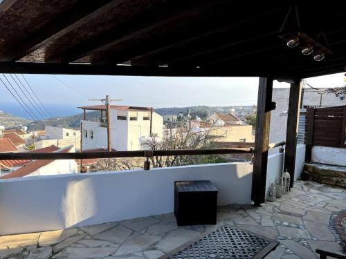 uma parede branca com vista para uma cidade em 'I Folia' Village house with roof garden and terrace em Pissouri