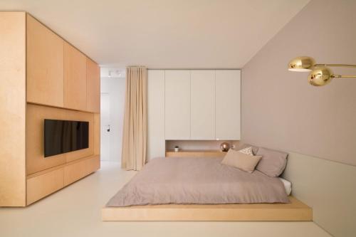 En eller flere senge i et værelse på Elegant Studio Apartment with Panoramic View