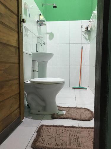 a bathroom with a toilet and a sink at Rosana House Bem estar em Barreirinhas Ideal para 5 pessoas in Barreirinhas