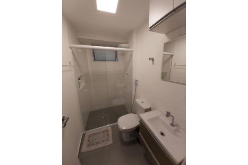 bagno con servizi igienici e lavandino di Condomínio Aliança a San Paolo