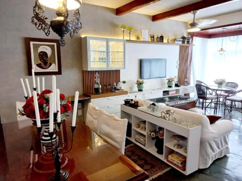 a living room with a kitchen with a sink and a table at Apartamento Temporada Salvador in Salvador