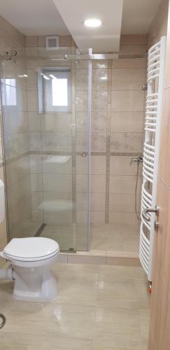 Ένα μπάνιο στο U8 apartmanház