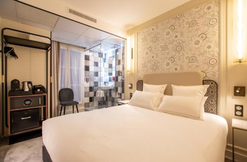 Tempat tidur dalam kamar di ELSA, Hôtel Paris