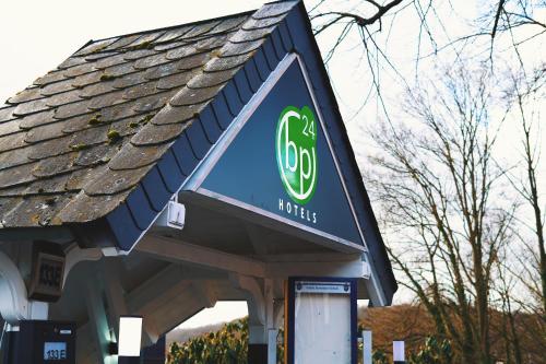 een tankstation met een vossenbrandstof bord erop bij bp24 Hotel Eschweiler in Eschweiler