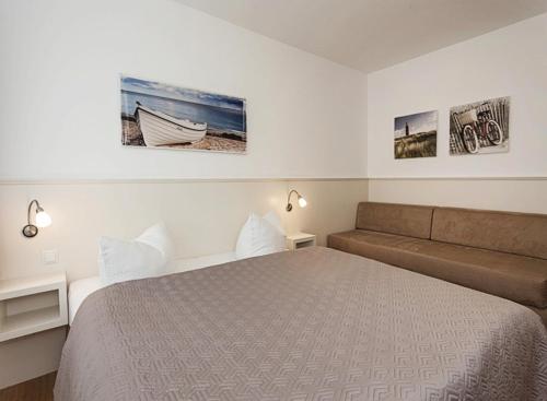 sypialnia z łóżkiem i kanapą w obiekcie Villa Fabiola in Strandnähe w mieście Binz