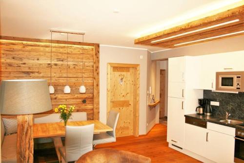 O bucătărie sau chicinetă la Ski-in & Out Alpine Style Apartment near Kitzbühel