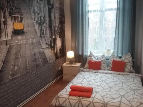 um quarto com uma cama com almofadas vermelhas em Apartament em Toruń