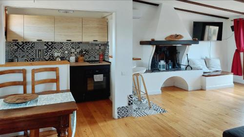 Il dispose d'une cuisine avec une table et une cuisinière. dans l'établissement Mattia's penthouse - view over Trastevere roofs, à Rome