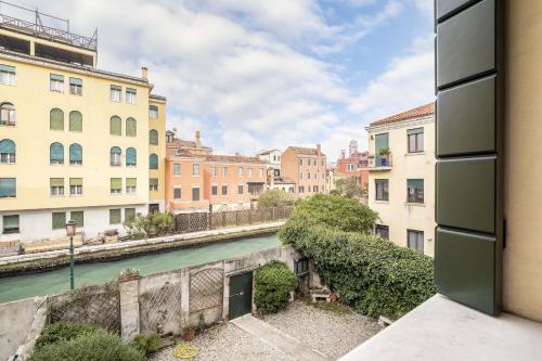 una vista desde una ventana de un río en una ciudad en TOLENTINI Canal View & Terrace, en Venecia