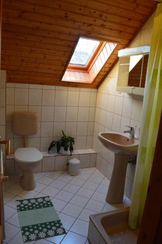 Ванна кімната в Zsuzsa Apartman