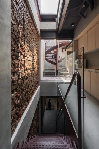 a staircase in a building with a brick wall at 德旅店 Dehostel in Pingtung City