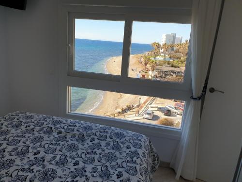 Sitio de CalahondaにあるApartamento en la orilla de Calahonda REFORMADOのビーチの景色を望む窓付きのベッドルーム1室