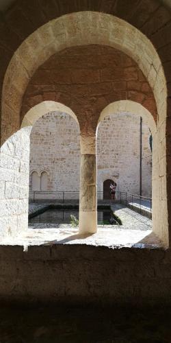 an archway in a brick building with a bench in it at Chambres d'Hôtes Le Mimosa in Saint-Saturnin-de-Lucian