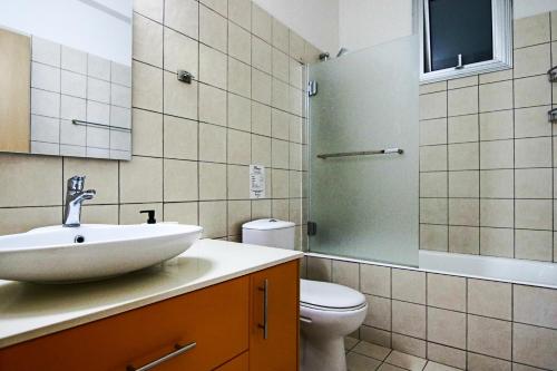 een badkamer met een wastafel en een toilet bij Phaedrus Living - City View Luxury Flat Harbour 03 in Larnaka