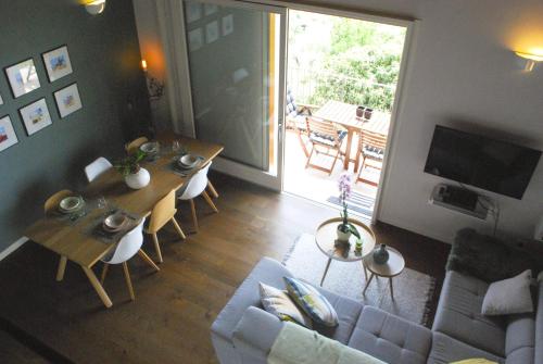 Una sala de estar con un sofá y una mesa de comedor. en Casa Franka Garda Lake View, en Toscolano Maderno