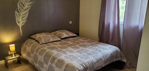 1 dormitorio con cama y ventana en Elsanais en Figari