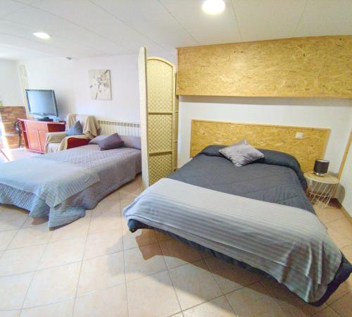Llit o llits en una habitació de Apartament MACABEU CIM apartaments