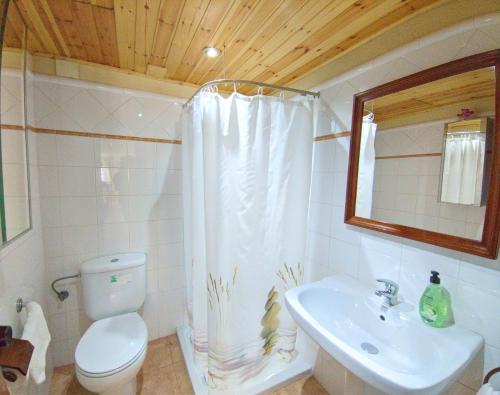 Ένα μπάνιο στο Apartament MACABEU CIM apartaments