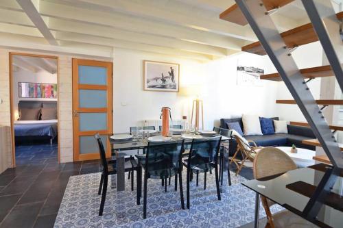 une salle à manger avec une table et un canapé dans l'établissement Duplex Voltaire Modern Apartment - 3 bedrooms - citycenter and beach - WIFI, à Biarritz