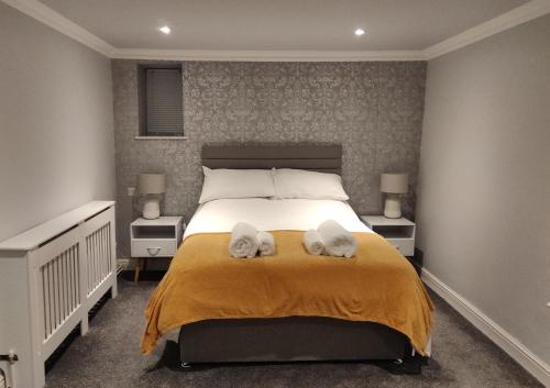 um quarto com uma cama com duas toalhas em The Fox em Much Wenlock