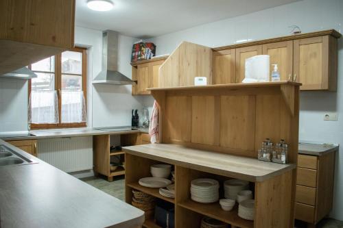 eine Küche mit Holzschränken und einer Arbeitsplatte in der Unterkunft Pensiunea Agroturistică Erdélykincse Panzió in Sicasău