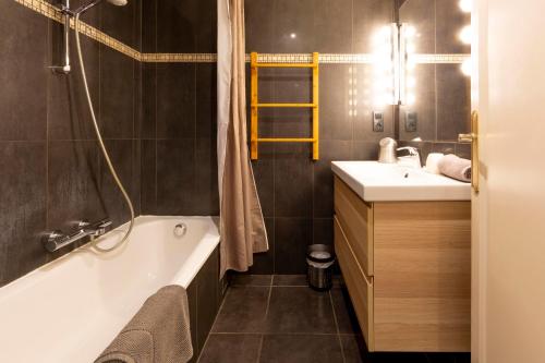 une salle de bain avec une baignoire et un lavabo dans l'établissement Appartement rénové CANNES, palm beach, à Cannes