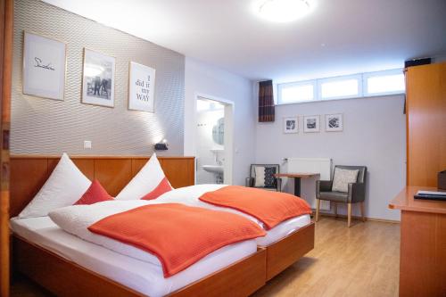Kleines Hotel Westhus tesisinde bir odada yatak veya yataklar