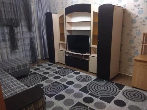 En tv och/eller ett underhållningssystem på Уютная 2 комнатная квартира.