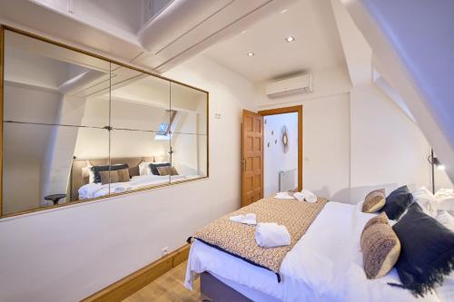 En eller flere senge i et værelse på Maison Grand Place 2BR 3