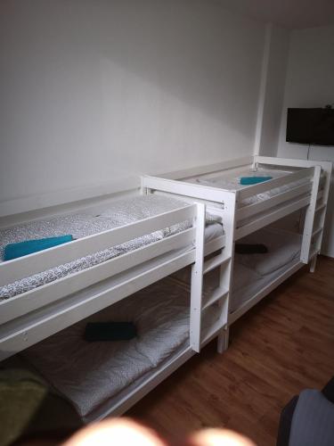 a room with two bunk beds in a room at Ferienwohnung im Erdgeschoss mit Terrasse in Bremerhaven
