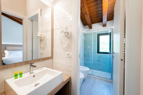 Kylpyhuone majoituspaikassa Desenzano Lake Village