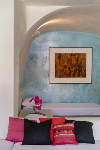 a room with a bed with a painting on the wall at Caveland in Karterados