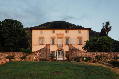 una casa grande con una valla en el patio en Buonvisi B&B en Lucca