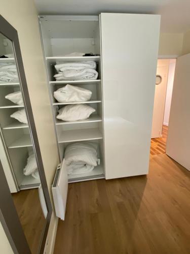 a closet with a door open with white towels at Le Navire-Plage du Nau-Parc-Résidence calme-Garage in Le Pouliguen