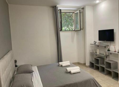 een slaapkamer met een bed met twee handdoeken erop bij Alex Rhome Apartment in Rome