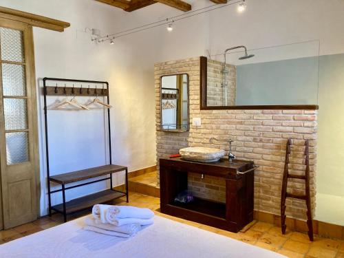 ein Bad mit einem Waschbecken und einem Spiegel in der Unterkunft Origens II - Ideal para parejas in Perelló