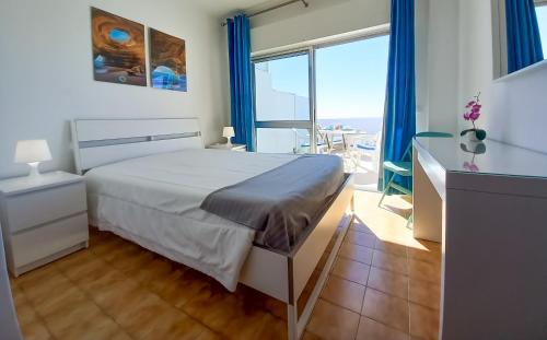 クアルテイラにあるMira Atlântico 13- Terraço Com Vista Mar e Cidade, Wifi, 80mt Praiaのベッドルーム1室(ベッド1台付)が備わります。