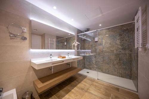 y baño con lavabo y ducha. en Mas Torrellas, en Santa Cristina d'Aro