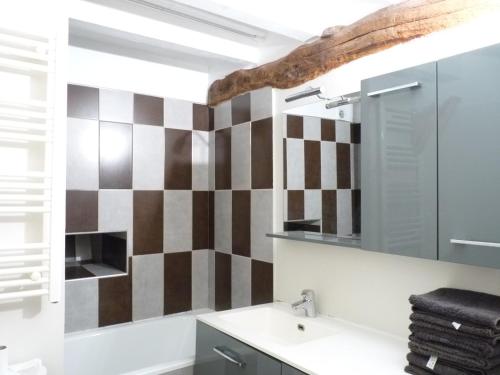 bagno con parete a scacchi di La petite maison CARRÉ a Talant