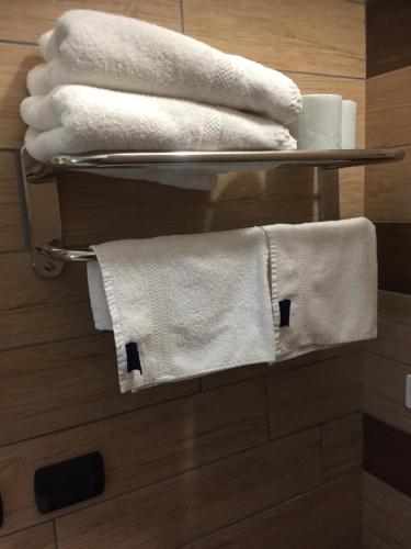 un montón de toallas en un toallero en el baño en Da Battista, en Suzzara