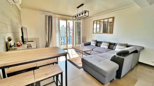 un salon avec un canapé et une table dans l'établissement L'Avenir du Ray, à Nice