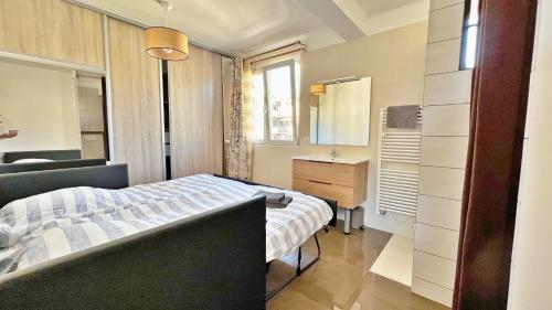 une chambre avec un lit, un lavabo et un miroir dans l'établissement L'Avenir du Ray, à Nice
