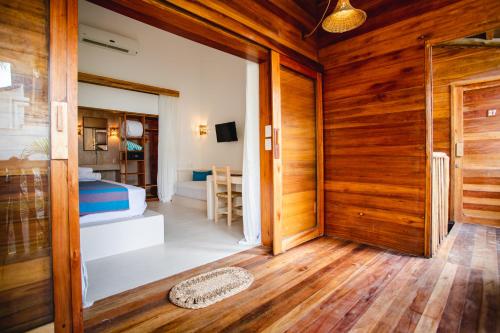 a room with a door leading to a bedroom at Café Jeri Hotel - Adults Only in Jericoacoara